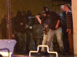 Manifestantes lanzan objetos incendiarios en Sants. | REUTERS