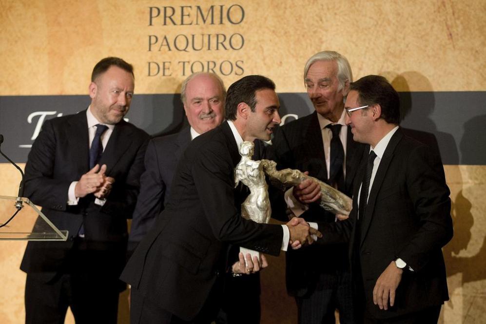 Enrique Ponce saluda a Jaume Gir durante la entrega de premios.