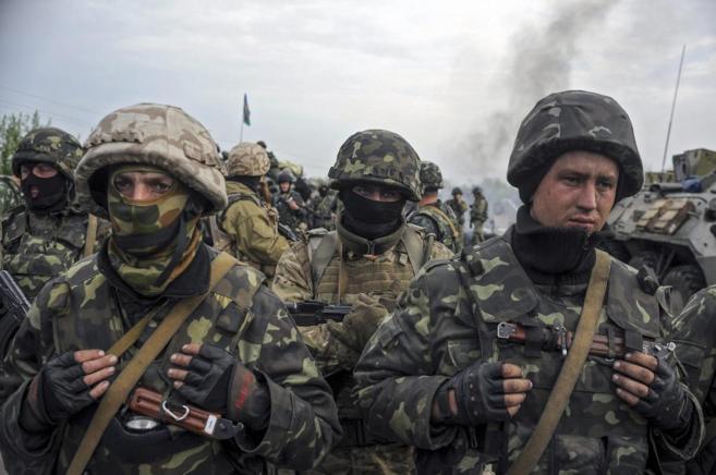 Soldados ucranianos, en un puesto de control cercano a Slaviansk.