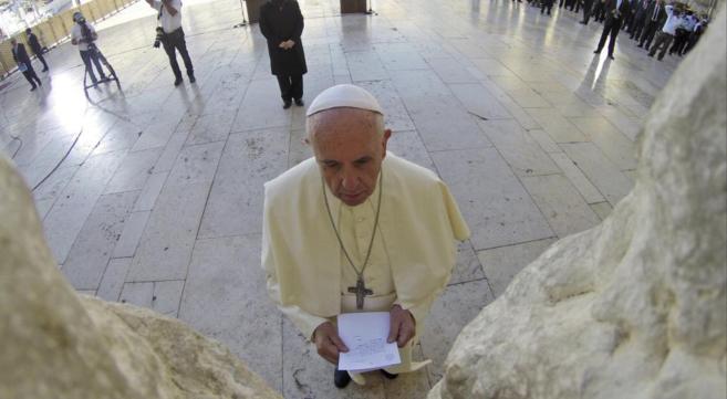 El Papa Francisco, con su mensaje en español ante el Muro de las...
