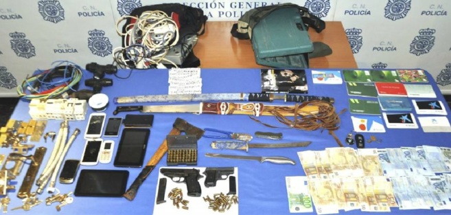 Pistolas y dinero, entre otros muchos objetos incautados durante los...