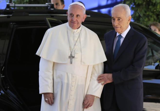 El Papa Francisco junto al presidente israelí, Simon Peres, en...