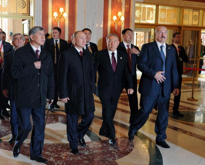 Los presidentes de Kirguizistn; de Rusia, Vladimir Putin, de...