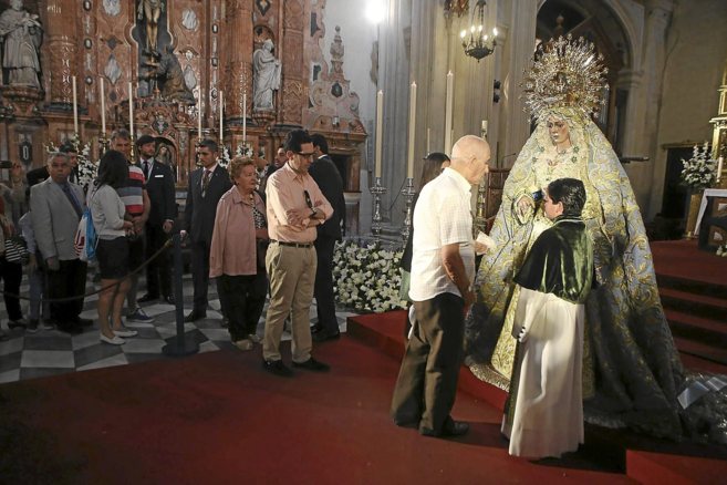 La Macarena, durante el besamanos celebrado en la Catedral.