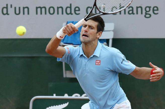 Novak Djokovic devuelve una pelota durante el torneo.