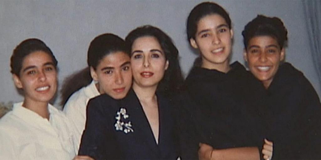 De izda. a dcha., las princesas Maha, Hala, su madre Alanoud Al Fayez,...
