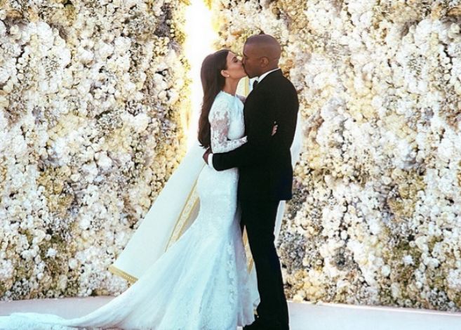 El beso de Kim Kardashian y Kanye West el da de su boda.