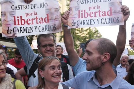 Los dos condenados, Carlos y Carmen, durante la manifestacin.