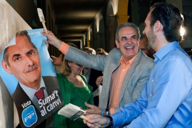 Miquel Ramis y Jos Ramn Bauz pegando carteles en las elecciones...