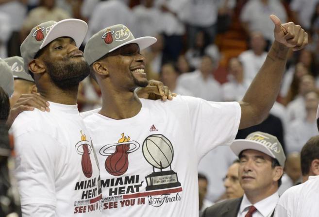 LeBron James (izda) y Chris Bosh celebran la victoria de Miami.