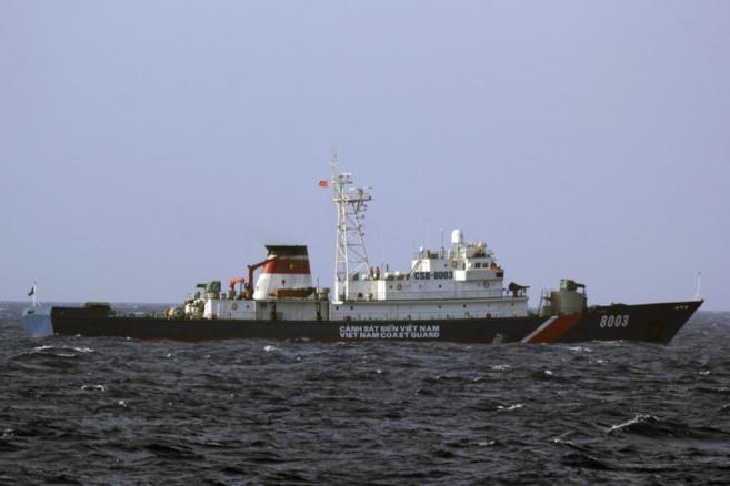 Una fragata china cerca de la plataforma petrolfera de Haiyang, en...