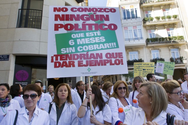 Varios farmacuticos protestan por los retrasos en los pagos del...
