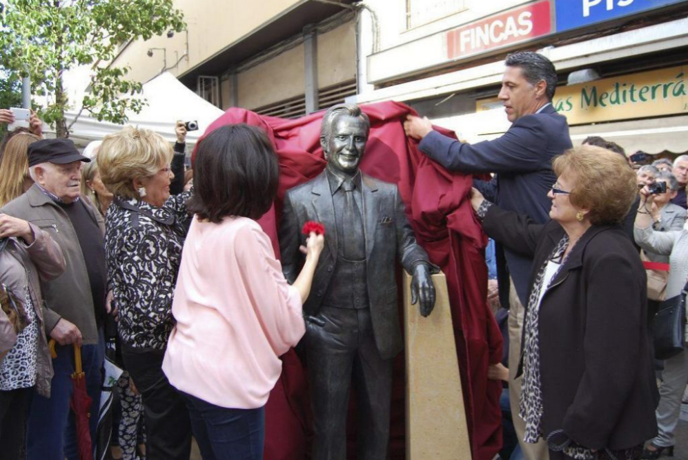 Badalona ha homenajeado al Manolo Escobar colocando una escultura de...