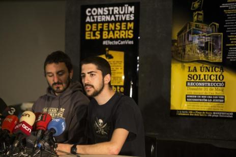 Pau Guerra (dcha.) y Marc Justicia, portavoces del colectivo Can Vies.