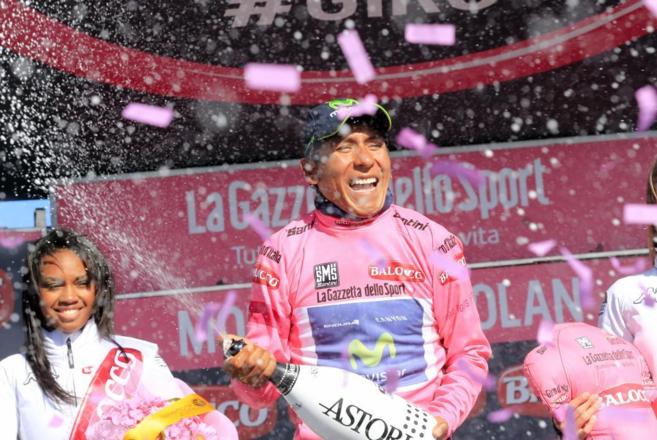 Nairo Quintana celebra con champn su triunfo en el Giro.