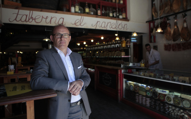 Rafael Ruiz Pérez, empresario de las tabernas El Papelón, en uno de...