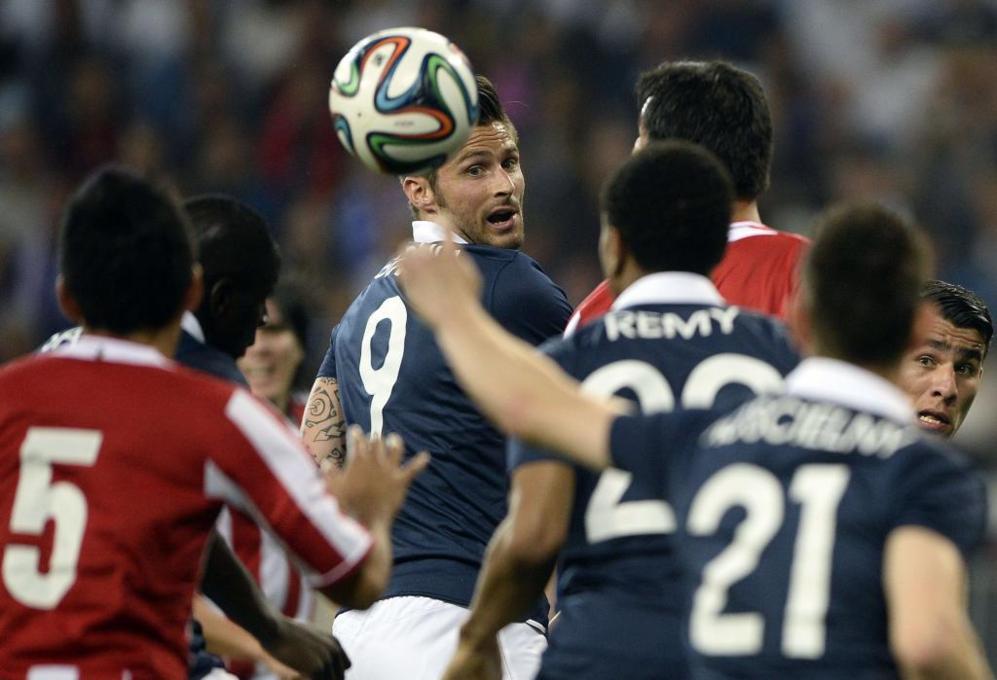 Olivier Giroud salta para cabecear un centro ante Paraguay.