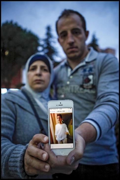La madre y el hermano muestran una foto de Ahmad