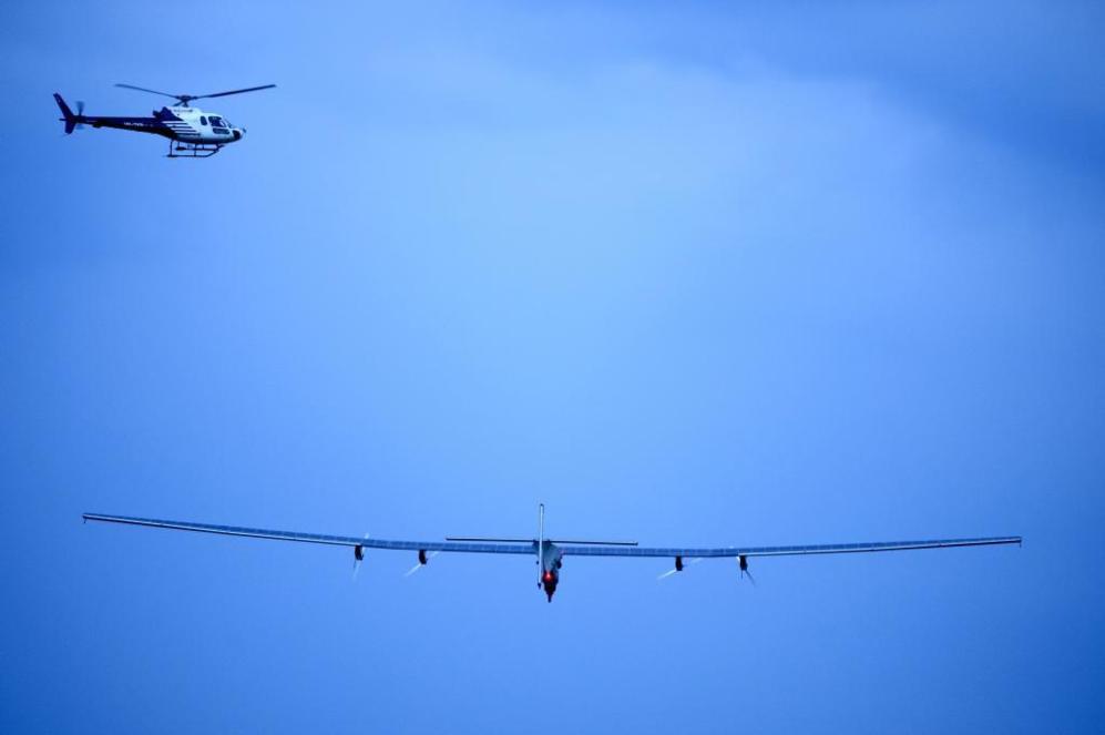 El avin "Solar Impulse 2" durante su vuelo.