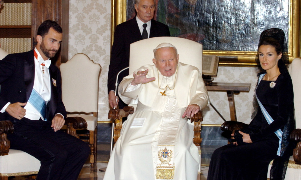 28/06/2004. El papa Juan Pablo II posa con los Prncipes de Asturias,...