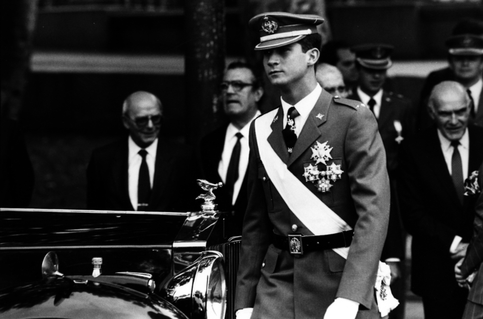 12/10/1989. El Prncipe con uniforme militar, en el Desfile del Da...