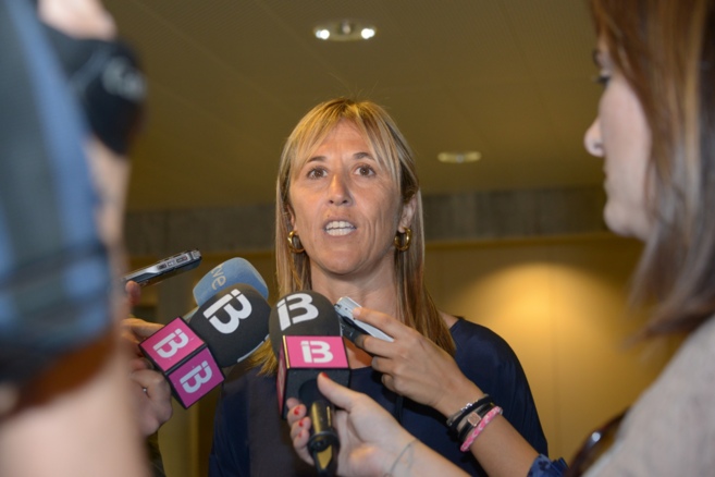 La delegada del Gobierno en Baleares atendiendo a los medios de...
