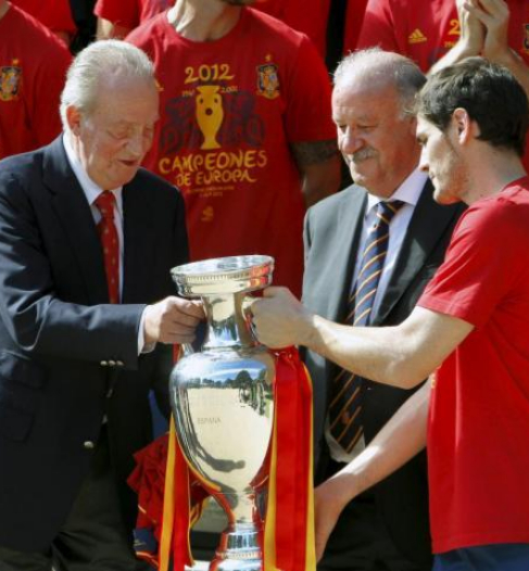 El Rey recibe la Copa del Mundo de manos de Del Bosque y Casillas.