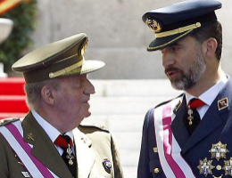 El Rey Juan Carlos conversando con el Prncipe de Asturias en el acto...