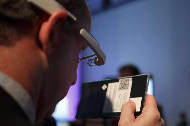 Un usuario prueba un modelo de Google Glass para leer un cdigo QR