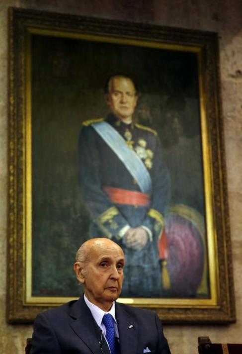 Santiago Grisola, ante un retrato del Rey Juan Carlos.