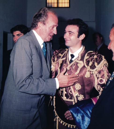 Don Juan Carlos saluda a Enrique Ponce tras una Corrida Goyesca en...