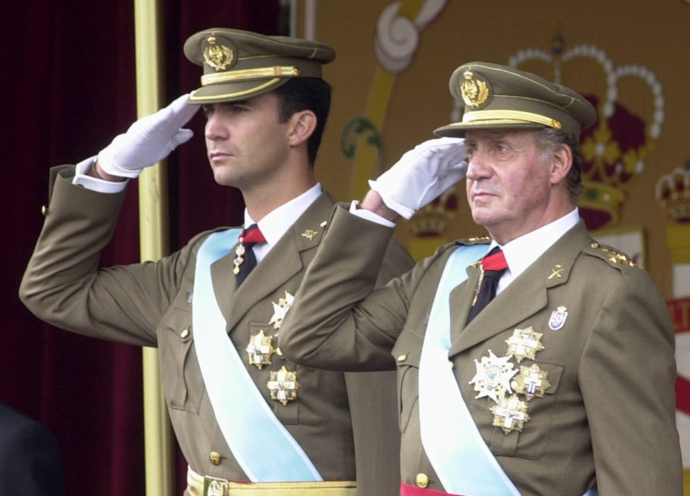 12/10/2001. El Rey junto al Prncipe  en el desfile militar con...