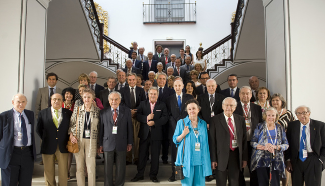 Alfonso Rus y sus vicepresidentes con los premios Nobel, este martes...