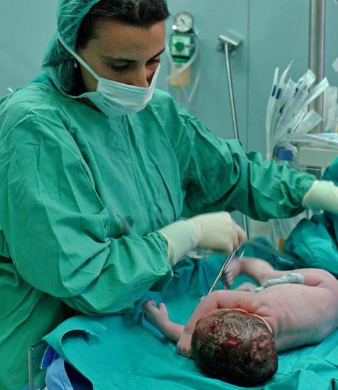 Una matrona atiende a un beb recin nacido.