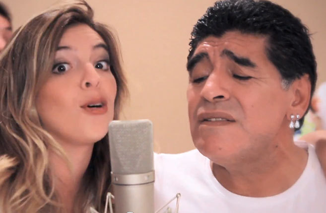 Maradona canta junto a su hija Dalma, en una de las escenas del...