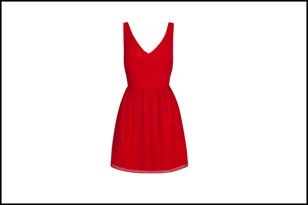 Vestido rojo con escote en la espalda, de Suiteblanco (29,99 euros).