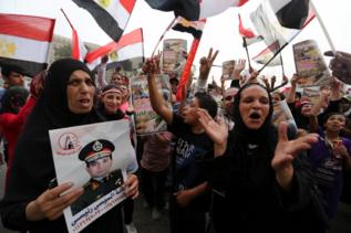 Miles de personas celebran la victoria del general Al Sisi.