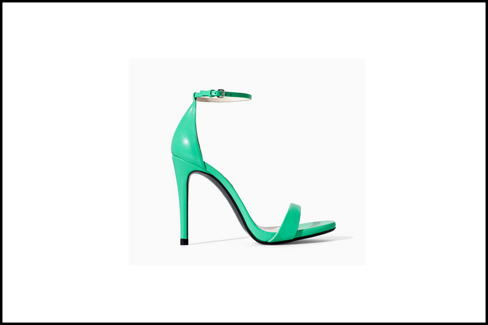 Sandalia verde, de Zara, (29,99 euros).
