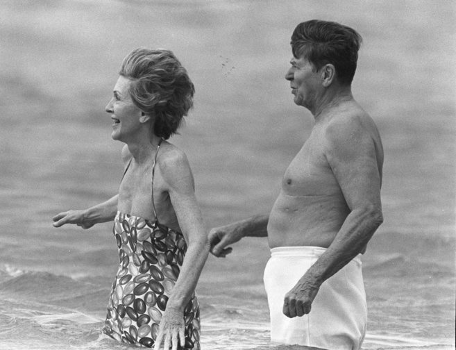Ronald Reagan y su esposa Nancy, en la playa.