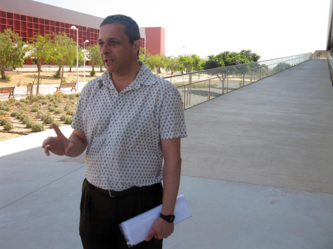 El profesor denunciante Jorge Lirola, en el campus de la Universidad...