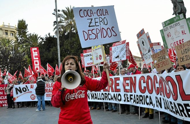 Una trabajadora de Coca Cola durante una concentracin contra el ERE...