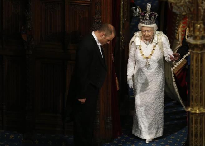 La reina Isabel II, a su llegada al Parlamento de Westminster.