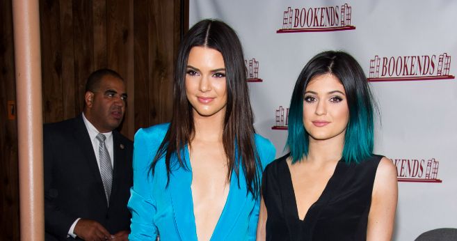 Kendall y Kylie Jenner, hermanastras de Kim Kardashian, en la...
