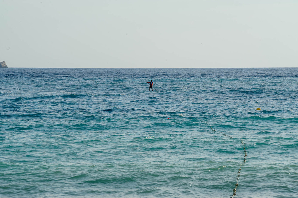 Alan Hermann, llegando a la playa de Cala d'Hort, en Ibiza, tras 17...