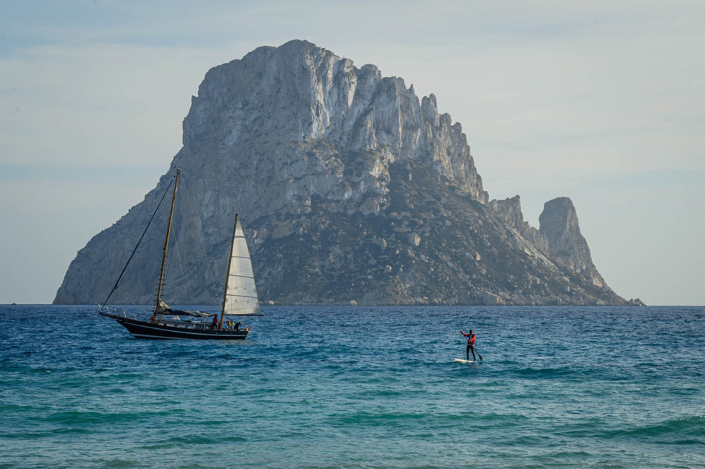 Alan Hermann, llegando a la playa de Cala d'Hort, en Ibiza, tras 17...