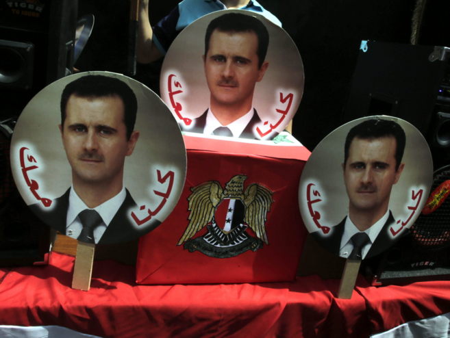 Varios retratos del presidente sirio, Bashar Asad, en la embajada...