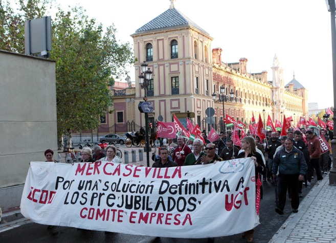 Ex trabajadores de Mercasevilla, en una protesta en 2011 para exigir...