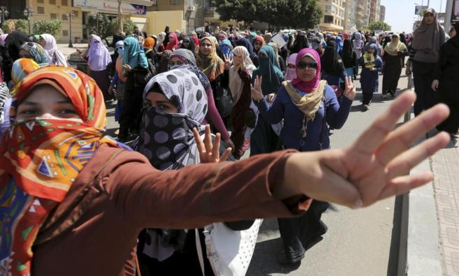 Estudiantes de la universidad Al-Azhar y seguidores de Mursi protestan...