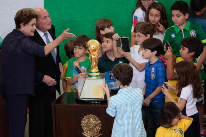 Dilma Rousseff, rodeada de nios alrededor del trofeo de la Copa del...