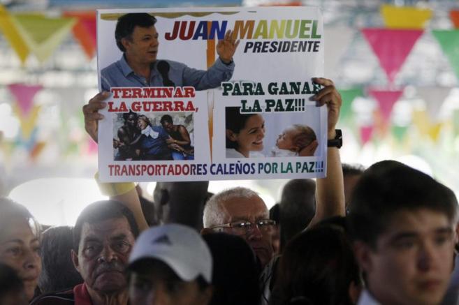 Partidarios de Santos muestran su apoyo a su política con las FARC...